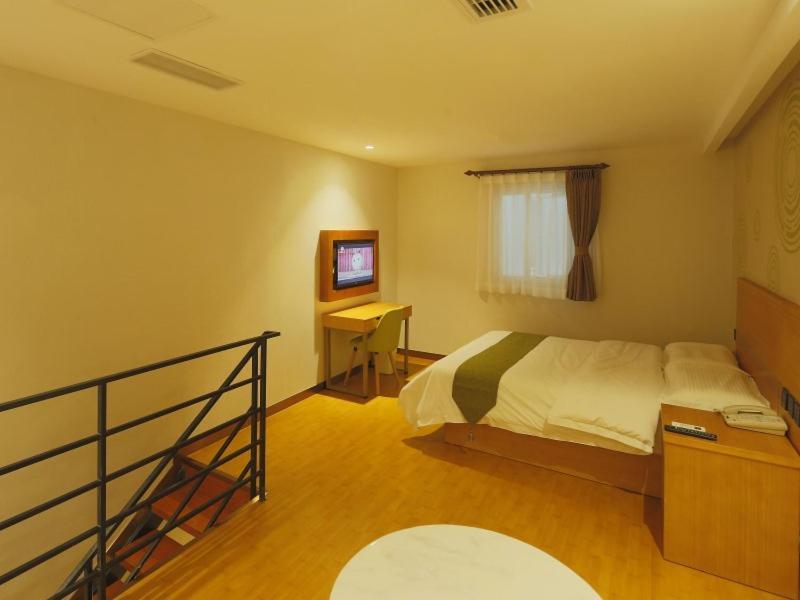 Greentree Jingan District Qipu Road Tiantong Road Subway Station Express Hotel Shanghai